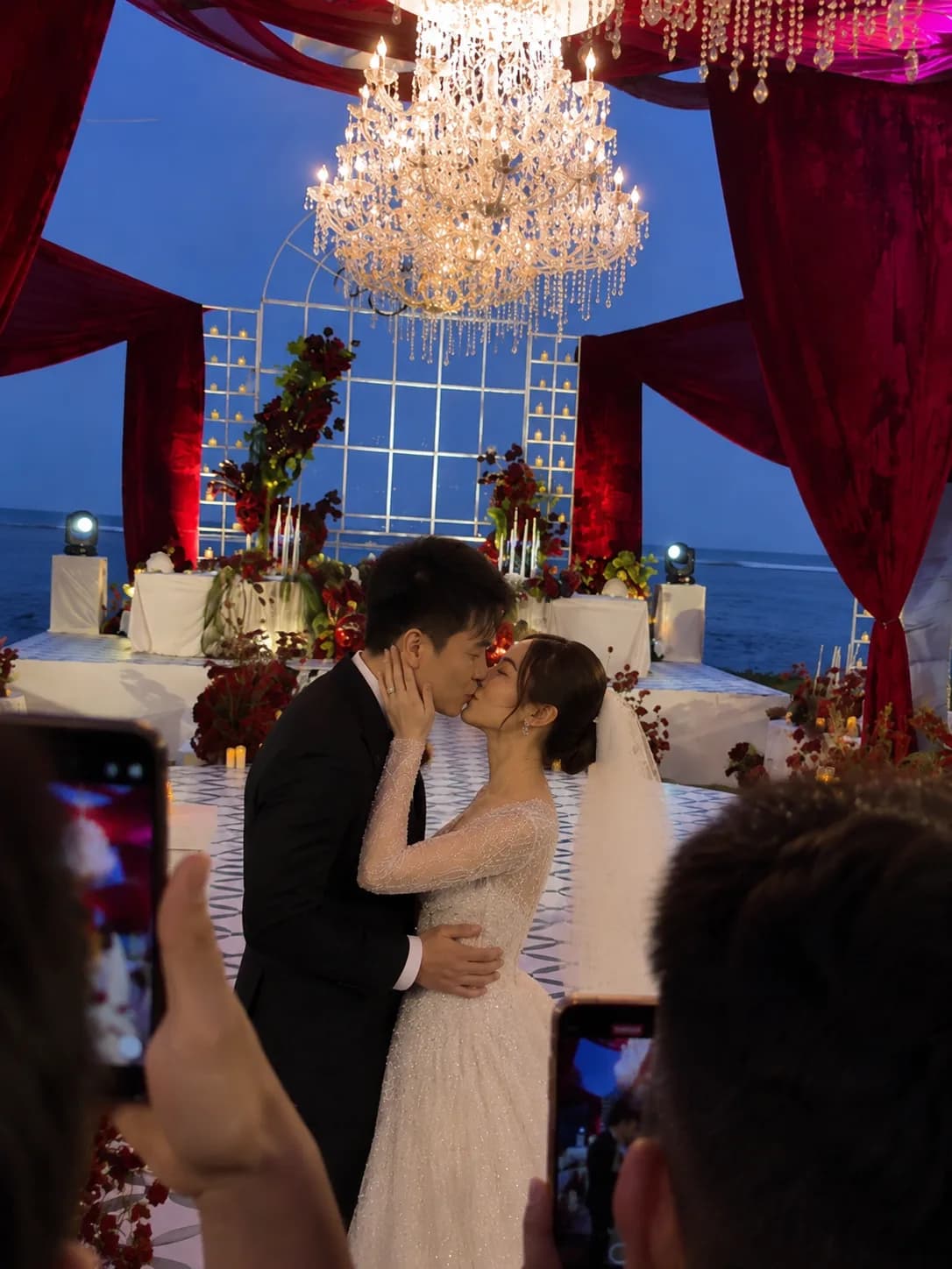 Tamu memotret momen ciuman pengantin dengan ponsel