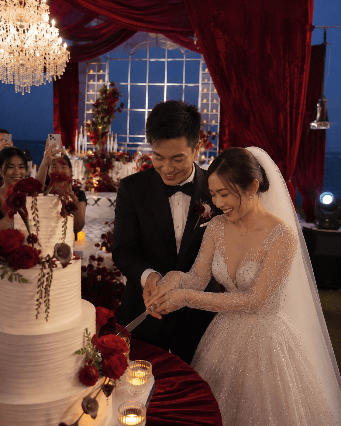Pengantin memotong kue pernikahan bersama