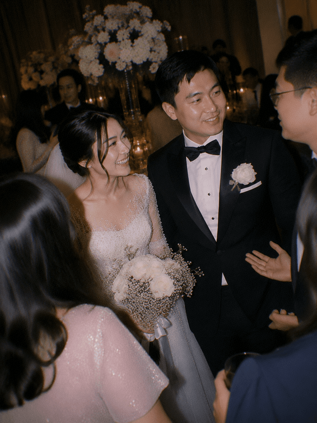 Pengantin berbincang dengan tamu di area penerima tamu