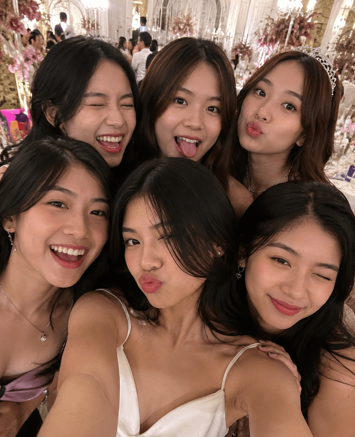 Sekelompok tamu berswafoto bersama sambil tertawa