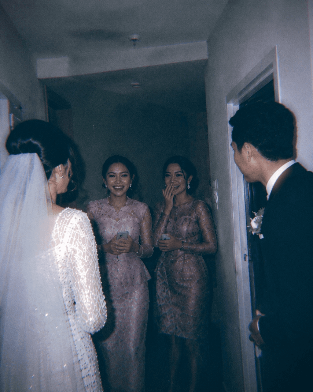 Pengantin bertemu tim penerima tamu di lorong sebelum acara