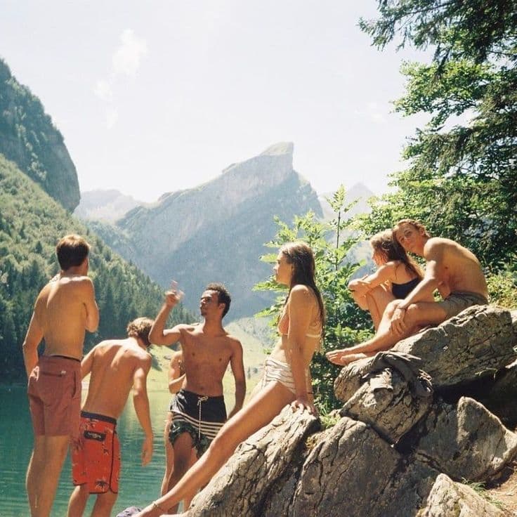 Tips Foto Travelling Bareng Teman yang Natural dan Seru